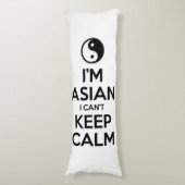 Ik ben Aziatisch dat ik geen kalm kan houden. Lichaamskussen (Voorkant Verticaal)