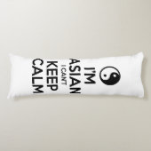 Ik ben Aziatisch dat ik geen kalm kan houden. Lichaamskussen (Voorkant)
