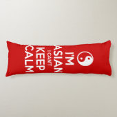 Ik ben Aziatisch dat ik geen kalm kan houden. Lichaamskussen (Voorkant)