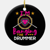 Ik ben Banging the Drummer Funny Wife GF Keramisch Ornament (Achterkant)