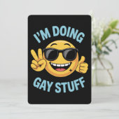 Ik ben bezig met Gay Stuff Meme Funny LGBTQ Pride Kaart (Staand voorkant)