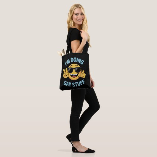 Ik ben bezig met Gay Stuff Meme Funny LGBTQ Pride Tote Bag (Op model)
