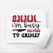 Ik ben bezig met het oplossen van tv-misdaden. muismat (Met muis)