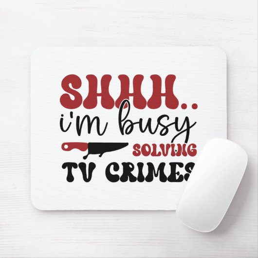 Ik ben bezig met het oplossen van tv-misdaden. muismat (Met muis)