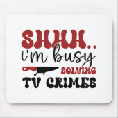 Ik ben bezig met het oplossen van tv-misdaden. muismat (Voorkant)