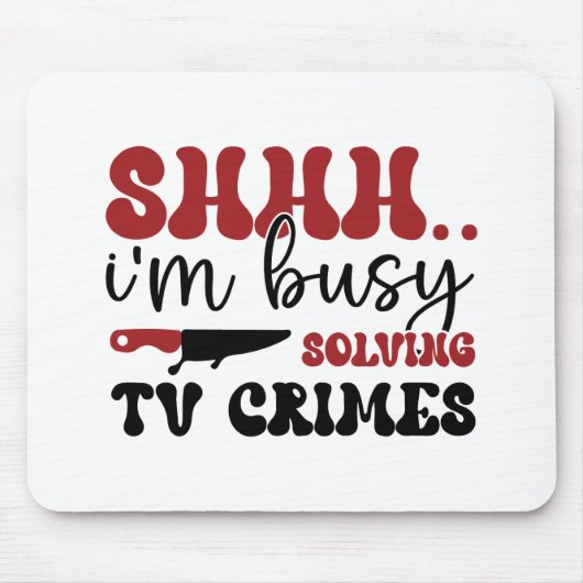 Ik ben bezig met het oplossen van tv-misdaden. muismat (Voorkant)