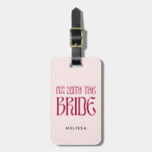 Ik ben bij de bruid Bold Pink Wedding Bridal Party Bagagelabel (Voorkant verticaal)