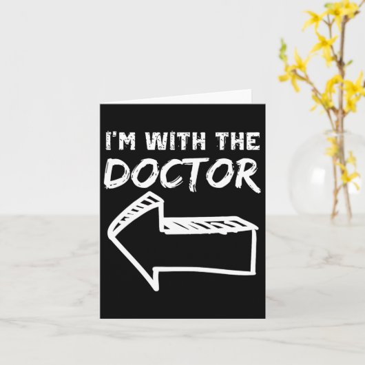 Ik ben bij de dokter Linkerpijl Grappige Halloween Kaart (Gele Bloem)