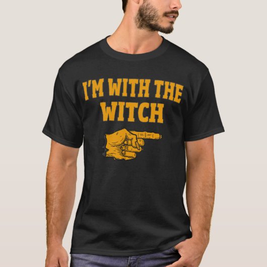 Ik ben bij de heks die Halloween Costume aanpast T-shirt (Voorkant)