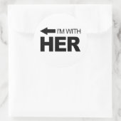 Ik ben bij haar (links) ronde sticker (Tas)