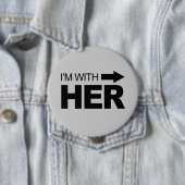 Ik ben bij haar (rechts) ronde button 4,0 cm (In situ)