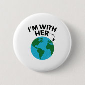 Ik ben bij haar ronde button 5,7 cm (Voorkant)