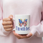 Ik ben bij haar Schattigee Kamala Harris vlinder Koffiemok<br><div class="desc">I'm with Her mug. Support Kamala Harris for President. Beautiful American flag butterfly with pretty flowers for a democrat who likes cute political designs.</div>