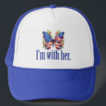 Ik ben bij haar Schattigee Kamala Harris vlinder Trucker Pet<br><div class="desc">Ik ben bij haar pet. Steun Kamala Harris voor President. Mooie Amerikaanse vlaggenvlinder met  bloemetjes voor een democraat die van leuke politieke design houdt.</div>