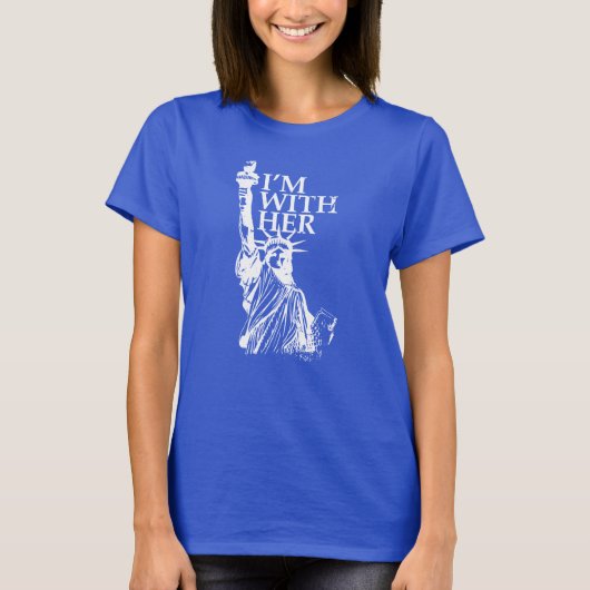 Ik ben bij haar standbeeld van Lady Liberty Patrio T-shirt (Voorkant)