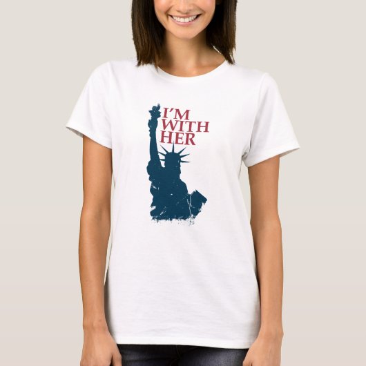 Ik ben bij haar standbeeld van Lady Liberty Patrio T-shirt (Voorkant)
