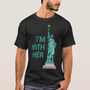 Ik ben bij haar Vrijheidsbeeld T-shirt
