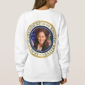 Ik ben bij Kamala Emblem Crest Trui (Achterkant)