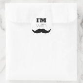 Ik ben bij Mustache Ronde Sticker (Tas)