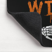 Ik ben bij Witch Skeleton Hand Funny Halloween Hus Muismat (Hoek)