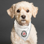Ik ben Blind Pet Medical Alert Custom Naam Wit Roo Bandana<br><div class="desc">Deze zeer zichtbare witte en zwarte bandana voor dove honden en huisdieren heeft een rand van schattige pootafdrukken en "medische waarschuwing" tekst "schrik me niet". Extra tekst is aanpasbaar met de naam van uw huisdier en medische zorg en geeft u gemoedsrust in geval van nood. Brand, redding en eerste hulpverleners...</div>