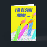 Ik ben Blown Away Funny Birthday voor Friend Kaart<br><div class="desc">Grappig dat ik weggeblazen ben door hoe oud je echt bent, papieren wenskaart voor een vriend. Kaart met heldere en kleurrijke cake met gestreepte kaarsen die zijwaarts worden geblazen. Pas het deksel en het interieur aan zoals u wilt, voordat u afhandelt. Kunst, afbeelding en vers copyright © Shoaff Ballanger Studios,...</div>