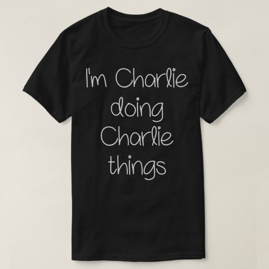 Ik ben CHARLIE die grappige dingen doet die vrouwe T-shirt (Design voorkant)