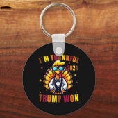 Ik ben dankbaar dat Trump won 2024 nam Amerikaanse Sleutelhanger (Voorkant)
