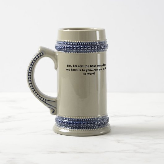 Ik ben de baas. Funny Mug met front/back quotes Bierpul (Links)