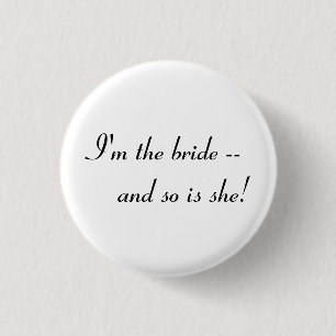 Ik ben de bruid — en zij ook! ronde button 3,2 cm