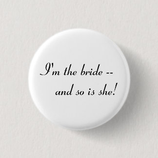 Ik ben de bruid — en zij ook! ronde button 3,2 cm