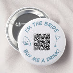 Ik ben de bruid koop me een Drink QR-code Ronde Button 5,7 Cm<br><div class="desc">Maak een plons op het vrijgezellenfeest met deze knop "Ik ben de bruid, koop me een drink!". Met een chique stoffige blauwe zeeschelp en martini-glas is dit ontwerp net zo verfrissend als een cocktail aan zee. Met een handige QR-code is het gemakkelijk voor vrienden om de bruid te douchen met...</div>
