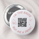 Ik ben de bruid koop me een Drink QR-code Ronde Button 5,7 Cm<br><div class="desc">Deze speelse vrijgezellenknop heeft een chique ontwerp met een QR-code voor eenvoudige betalingen,  een martini-glas en een scallop-shell-afbeelding in een zacht roze tint. Drink Perfect voor een leuk en modern vrijgezellenfeest,  de knop moedigt gasten aan om bij te dragen aan het bruidsfonds met een vleugje humor en stijl.</div>