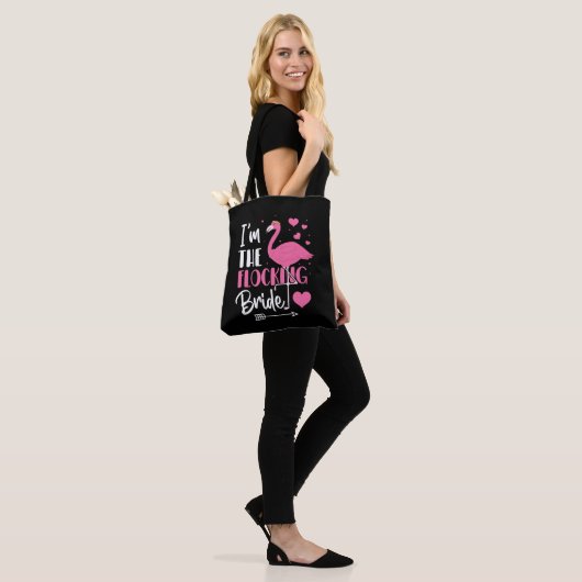 Ik ben de Flocking Bride Flamingo Bachelorette Par Tote Bag (Op model)