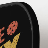 Ik ben de gekke pickleball speler die iedereen waa pickleball paddle (Links Detail)