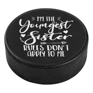 Ik ben de jongste zuster sarcasme minnaar Schattig Hockey Puck