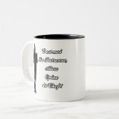 IK BEN DE PATRONNE, DUS DE KANT VAN HET HOOFD. TWEEKLEURIGE KOFFIEMOK (Voorkant links)