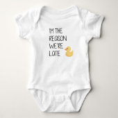 "Ik ben de reden dat we te laat zijn" Funny Baby B Romper (Voorkant)