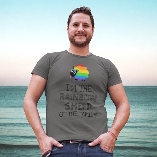 Ik ben de regenboogschaap van de familie t-shirt