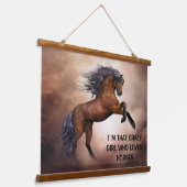 IK BEN DIE CRAZY GIRL DIE VAN JE HOUDT. HANGEND WANDKLEED (Gebogen)
