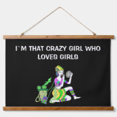 IK BEN DIE CRAZY GIRL DIE VAN MEISJES HOUDT HANGEND WANDKLEED (Voorkant)
