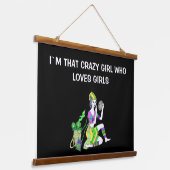 IK BEN DIE CRAZY GIRL DIE VAN MEISJES HOUDT HANGEND WANDKLEED (Gebogen)