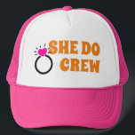 Ik ben een bemanning | Zij doet Bachelorette Bride Trucker Pet<br><div class="desc">Retro zeventig tipografie met bride-tot-zijn bridesmaiden,  meisjes ontwerpen voor een cool vrijgezellenfeest,  bachelorette lentesfeest. Met een boodschap van 'Ze doet het',  een grappige bachelorette bride met een roze verloving trouwring. Modern chic retro bachelorette meiden ontwerpen.</div>