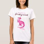 Ik ben een Bridesmaid Dinosaur Cartoon T-shirt<br><div class="desc">Fun dat de Bridesmaïden draag op de hen do of bachelorette party,  dit grappige ontwerp heeft roze typografie Hell Ja Ik ben een Bridesmaid met een cartoon van een schattige dinosaurus die van het feest houdt.</div>