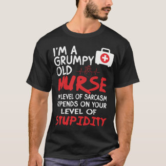 Ik ben een chagrijnige oude verpleegster met mijn t-shirt