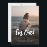 Ik ben Eén! | Foto overlay 1e verjaardag Kaart<br><div class="desc">Vier de eerste verjaardag van je kleintje met de "Ik ben Eén!" Foto overlay 1e verjaardag uitnodiging. Met een hartverwarmende foto van uw kind combineert dit ontwerp speels script en schone tekst voor een warm, persoonlijk gevoel. De uitnodiging benadrukt de mijlpaal prachtig, waardoor het een gedenkwaardige manier is om geliefden...</div>