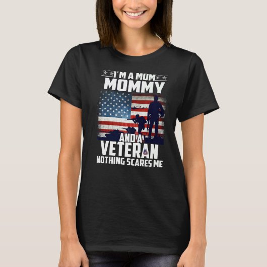 Ik ben een mama en een veteraan... niets maakt me  t-shirt (Voorkant)