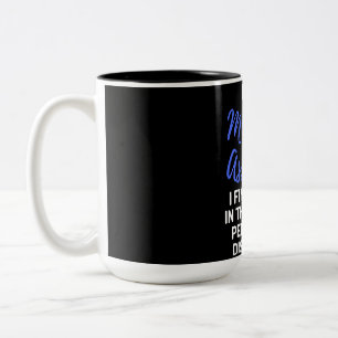 Ik ben een medisch assistent en ik vind humor in d tweekleurige koffiemok