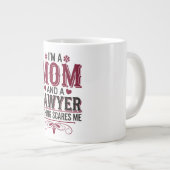 IK BEN EEN MOEDER EN EEN ADVOCAAT. NIETS BEANGSTIG GROTE KOFFIEKOP (Voorkant rechts)