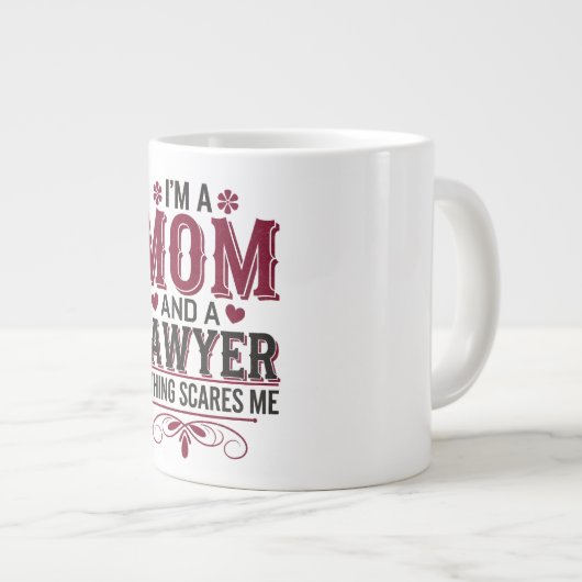 IK BEN EEN MOEDER EN EEN ADVOCAAT. NIETS BEANGSTIG GROTE KOFFIEKOP (Voorkant rechts)